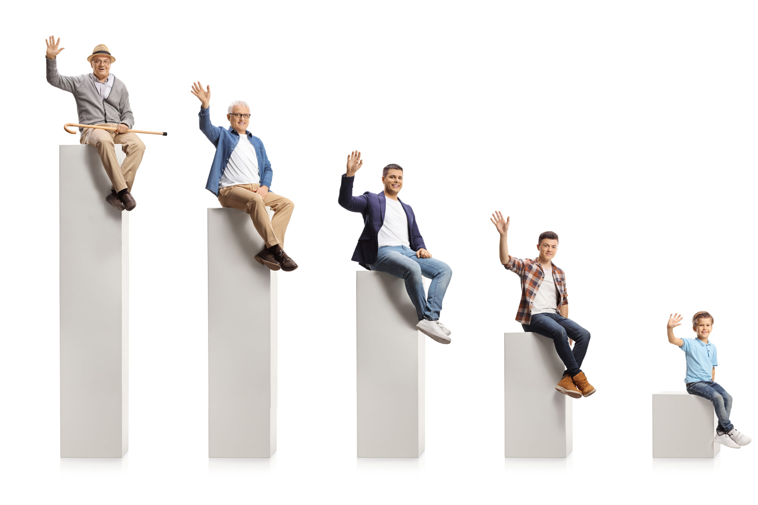 不同年齡層的男性從孩童到老年依序坐在階梯方塊上，象徵人體隨年齡逐步老化的過程