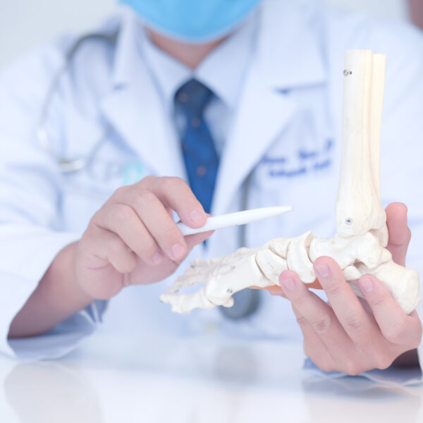 左圖為正常骨頭結構，密度高、骨質排列緊密；右圖為骨質疏鬆骨頭，骨質密度明顯降低、結構鬆散，孔隙變大且支撐力減弱。