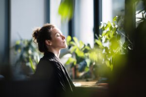 幸福來自內心的平靜 — woman smiling peacefully with eyes closed, enjoying sunlight and greenery