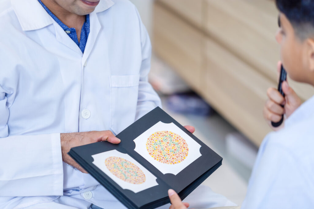 醫生拿著 Ishihara 色盲測驗圖冊,向小朋友進行色覺檢查。