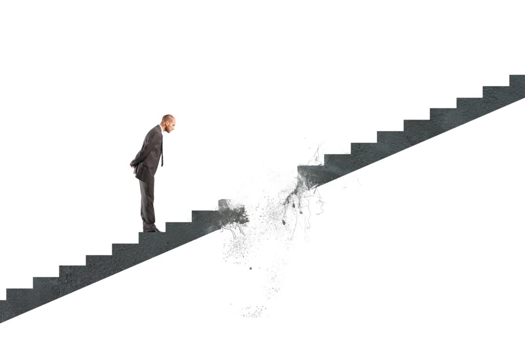 一位中年男子穿著西裝站在階梯斷口前，象徵職場生涯中遭遇突發變動、升遷中斷或不確定的未來，反映中年上班族面對焦慮與挑戰時的停頓與思考。