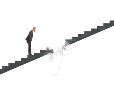 面對職場的不穩定 ：中高齡職場族的焦慮與自救