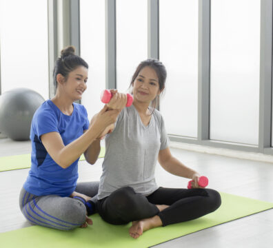 中高年女性在自然光環境下進行輕重量啞鈴訓練,象徵肌肉養成與健康老化