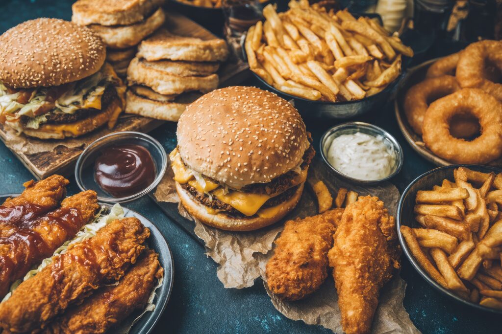 漢堡、炸雞、薯條、甜甜圈與含糖醬料等高糖與高度加工食品，屬於可能提高膳食發炎指數（DII）的促發炎飲食類型