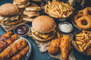 漢堡、炸雞、薯條、甜甜圈與含糖醬料等高糖與高度加工食品，屬於可能提高膳食發炎指數（DII）的促發炎飲食類型