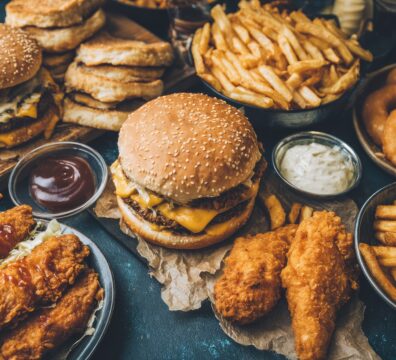 漢堡、炸雞、薯條、甜甜圈與含糖醬料等高糖與高度加工食品，屬於可能提高膳食發炎指數（DII）的促發炎飲食類型