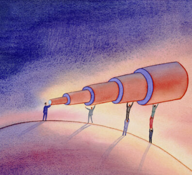 一群人合力舉起望遠鏡，讓一個人望向遠方的天空，象徵突破他人標準、看見更廣闊的人生視野。