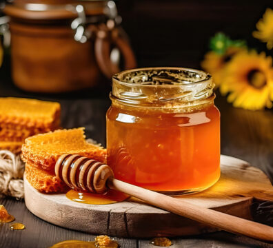 天然蜂蜜、蜂巢與蜂蜜勺的特寫照片，展示蜂蜜的自然來源與金黃色質地