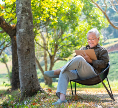 在家中沙發上安靜閱讀的人,透過專注閱讀這類認知活動,有助於促進神經連結並維持大腦健康