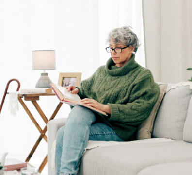 中老年人在家中沙發上閱讀書籍的安靜生活