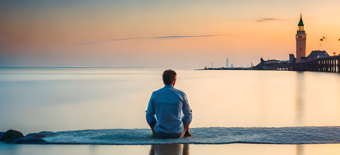 一名男子坐在海邊望向遠方的夕陽,象徵在忙碌生活中停下腳步,開始思考人生的方向與意義
