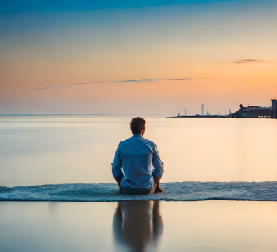 一名男子坐在海邊望向遠方的夕陽,象徵在忙碌生活中停下腳步,開始思考人生的方向與意義