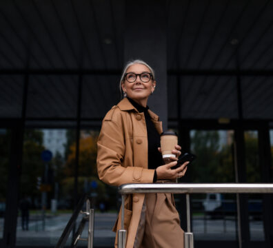 50歲女性優雅自信站在戶外，展現穩定與有力量的生活狀態