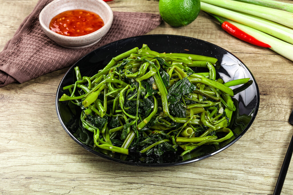 家常炒空心菜料理示意圖,說明綠葉蔬菜隔夜保存與食品安全問題